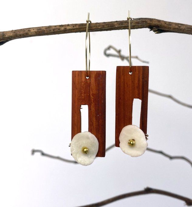 Boucles d'oreilles artisanales en bois et porcelaine froide. 