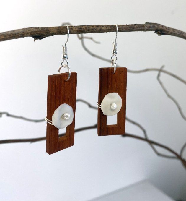 Boucles d'oreilles artisanales en bois et porcelaine froide. 