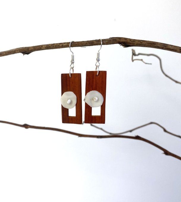 Boucles d'oreilles artisanales en bois et porcelaine froide. 