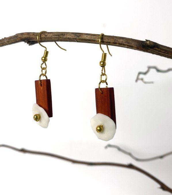 Boucles d'oreilles artisanales en bois et porcelaine froide.  
