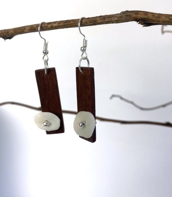 Boucles d'oreilles artisanales en bois et porcelaine froide.