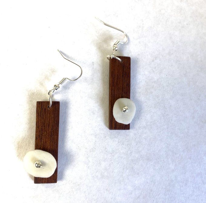 Boucles d'oreilles artisanales en bois et porcelaine froide.