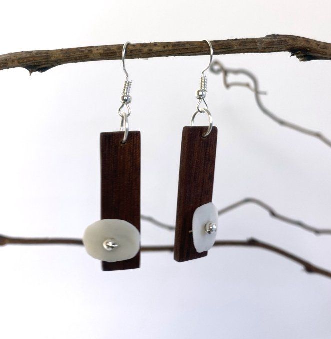 Boucles d'oreilles artisanales en bois et porcelaine froide.