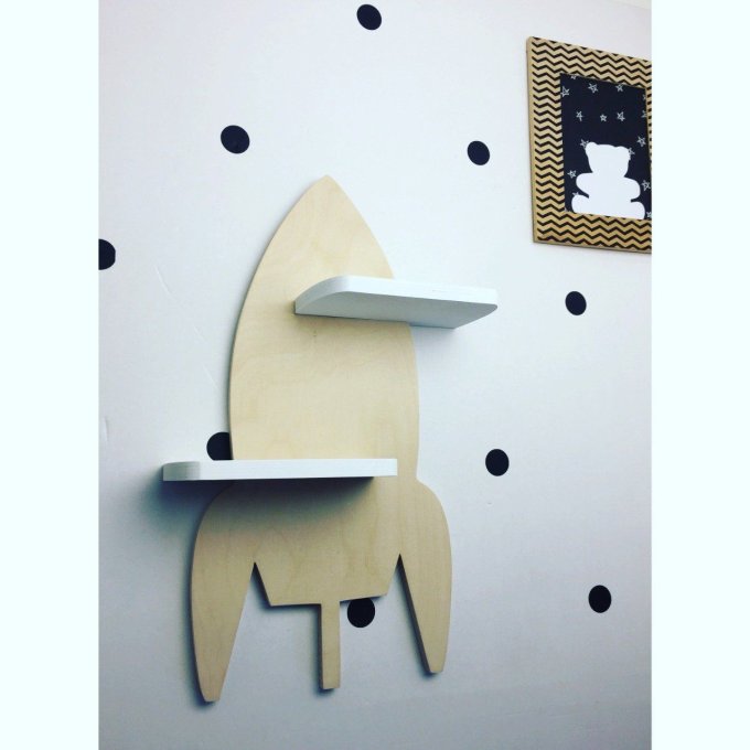 Etagère fusée en bois naturel et blanc.