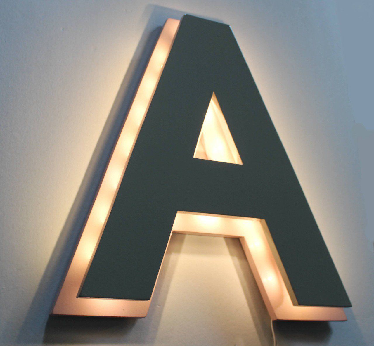 Lettre lumineuse " A " bicolore effet laqué ( Couleurs personnalisables) .