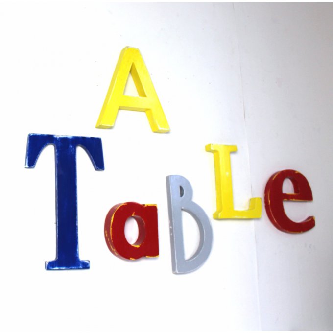 Lettres en bois " A TABLE "  bleu, jaune,rouge,gris