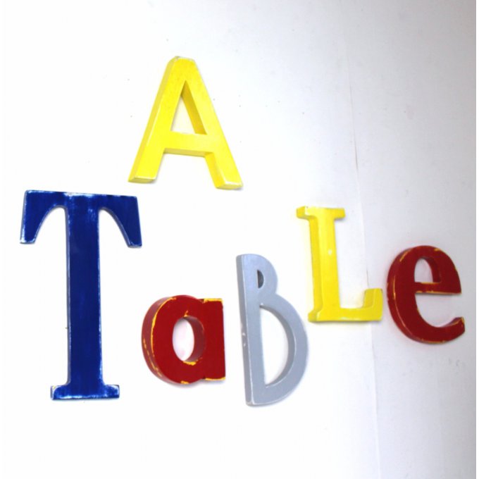 Lettres en bois " A TABLE "  bleu, jaune,rouge,gris