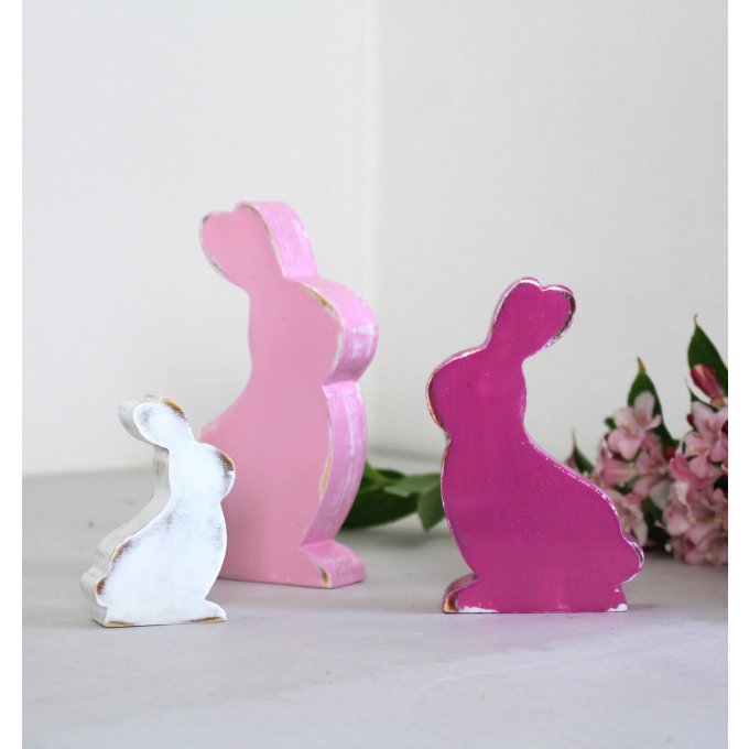 Lot de 3 lapins en bois rose et blanc, patinés.