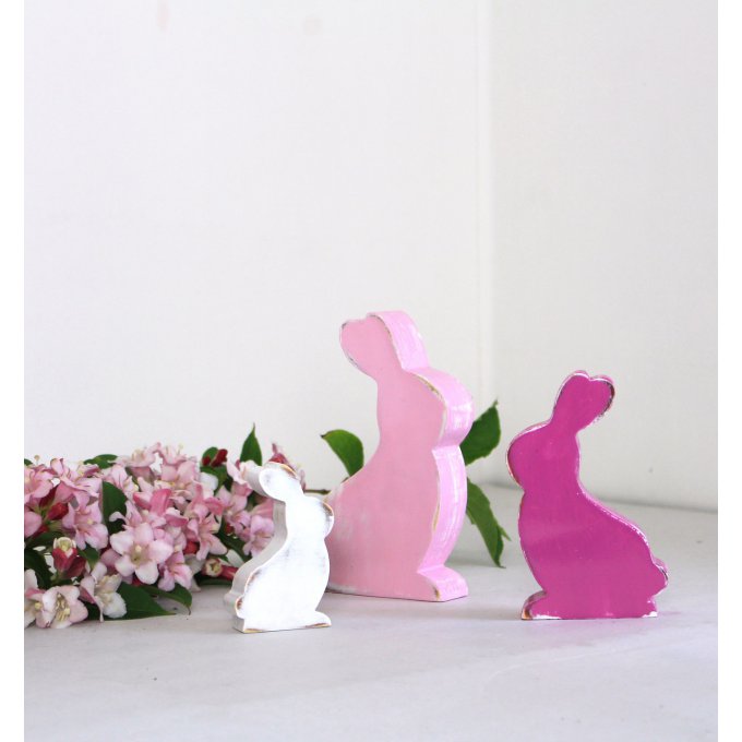 Lot de 3 lapins en bois rose et blanc, patinés.