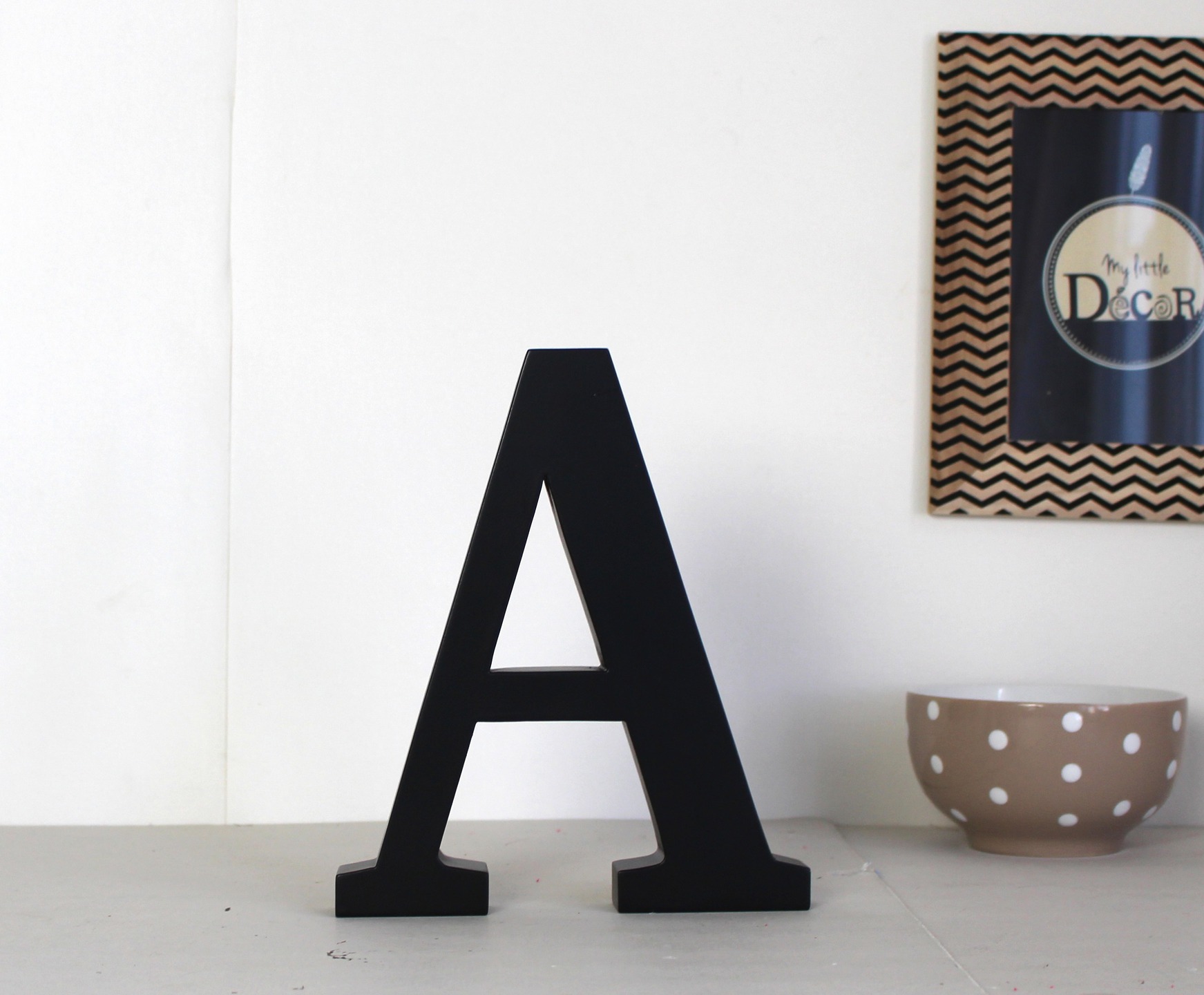 Lettre A à poser en bois noir laqué en stock