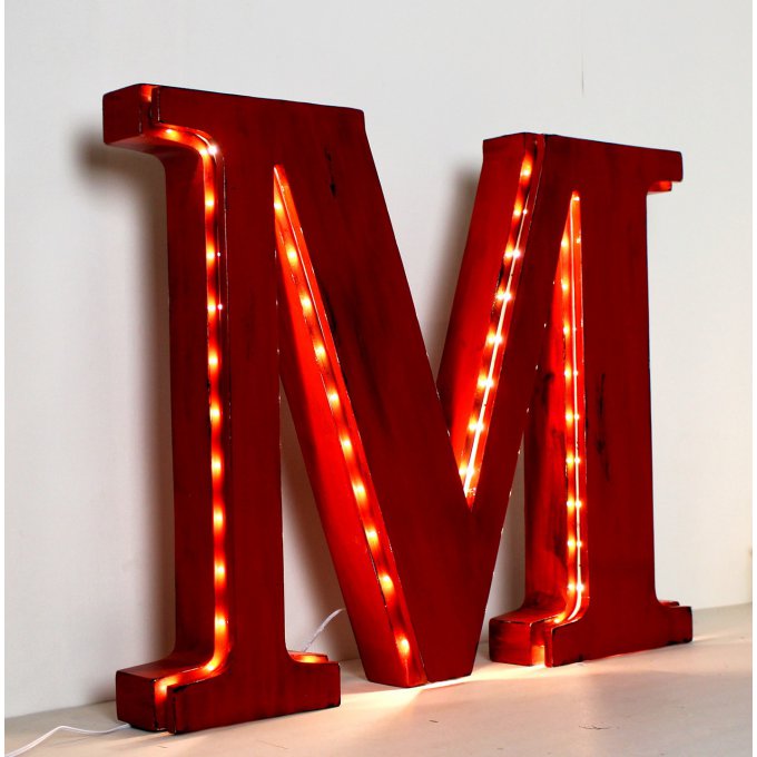 Lettre lumineuse géante M à poser de 50 cm de hauteur couleur personnalisable.
