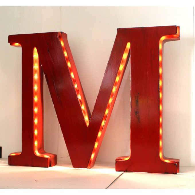 Lettre lumineuse géante M à poser de 50 cm de hauteur couleur personnalisable.