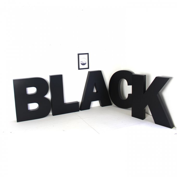 Mot géant BLACK, couleur personnalisable, à poser ou accrocher.