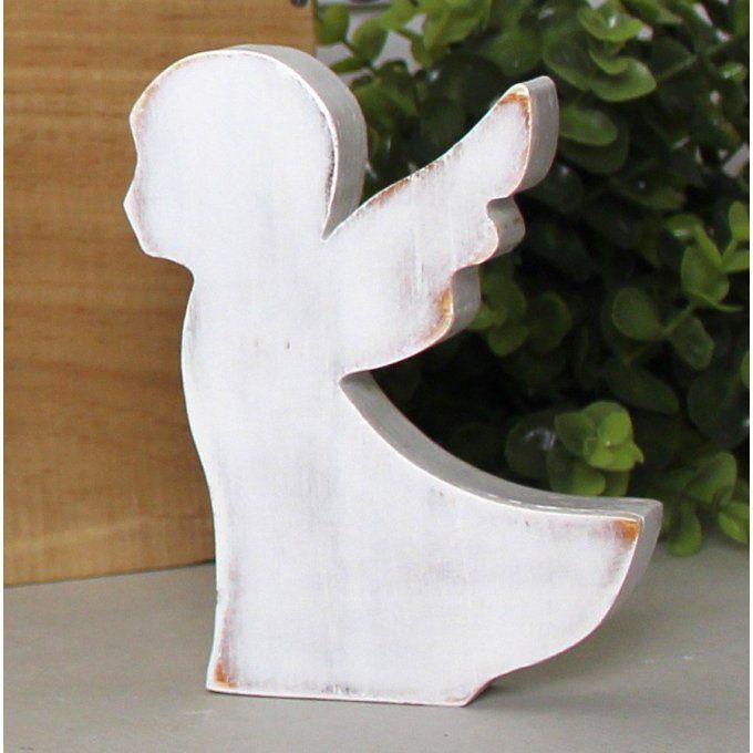 Ange en bois blanc patiné de 10,5 cm de hauteur et 2,3cm d'épaisseur. 