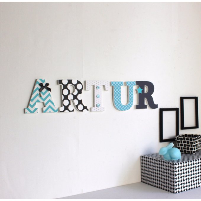 Lettres en bois Artur noires et turquoises.