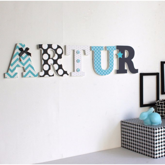 Lettres en bois Artur noires et turquoises.