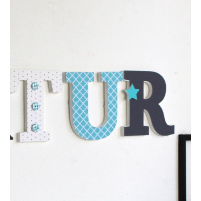 Lettres en bois Artur noires et turquoises.