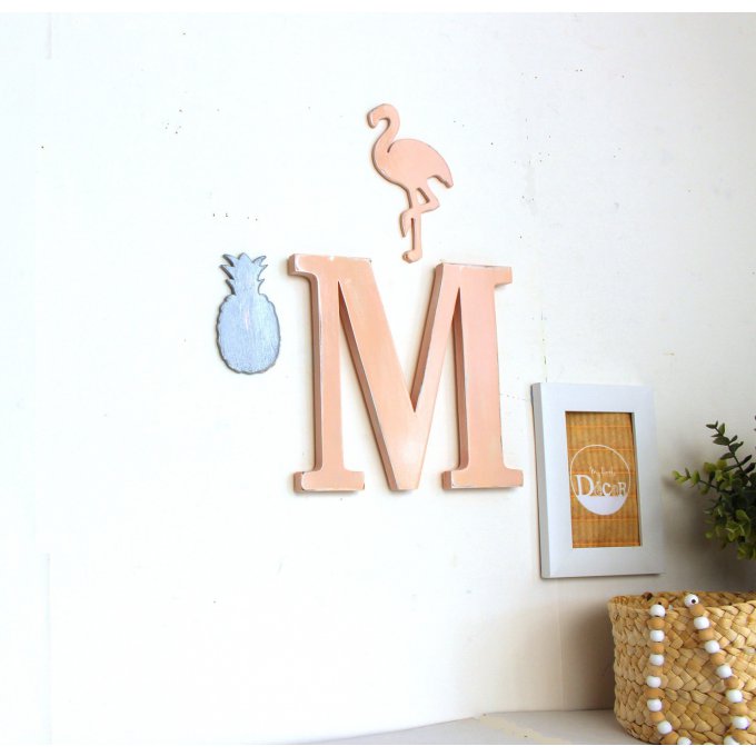 Lettre en bois avec son flamand rose et son ananas.Couleurs rosé et gris.