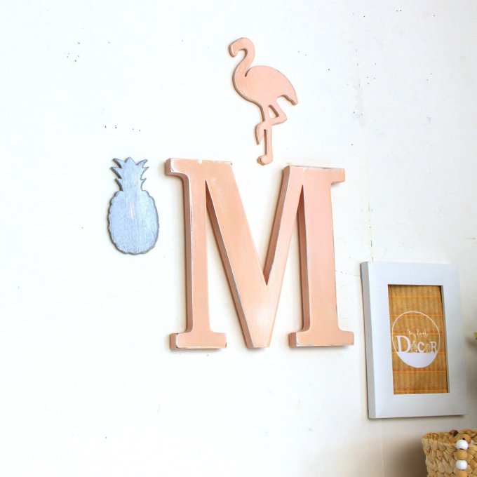 Lettre en bois avec son flamand rose et son ananas.Couleurs rosé et gris.