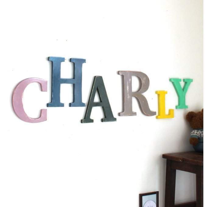 Lettres en bois CHARLY. Prénom géant.