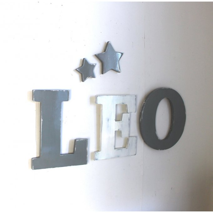 Lettres géantes Léo  personnalisé  gris et blanc patiné.avec ses 2 étoiles.
