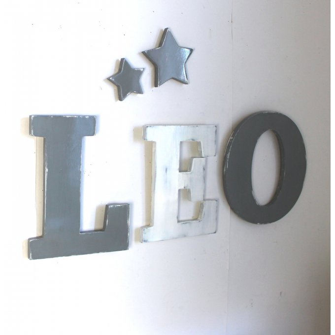 Lettres géantes Léo  personnalisé  gris et blanc patiné.avec ses 2 étoiles.