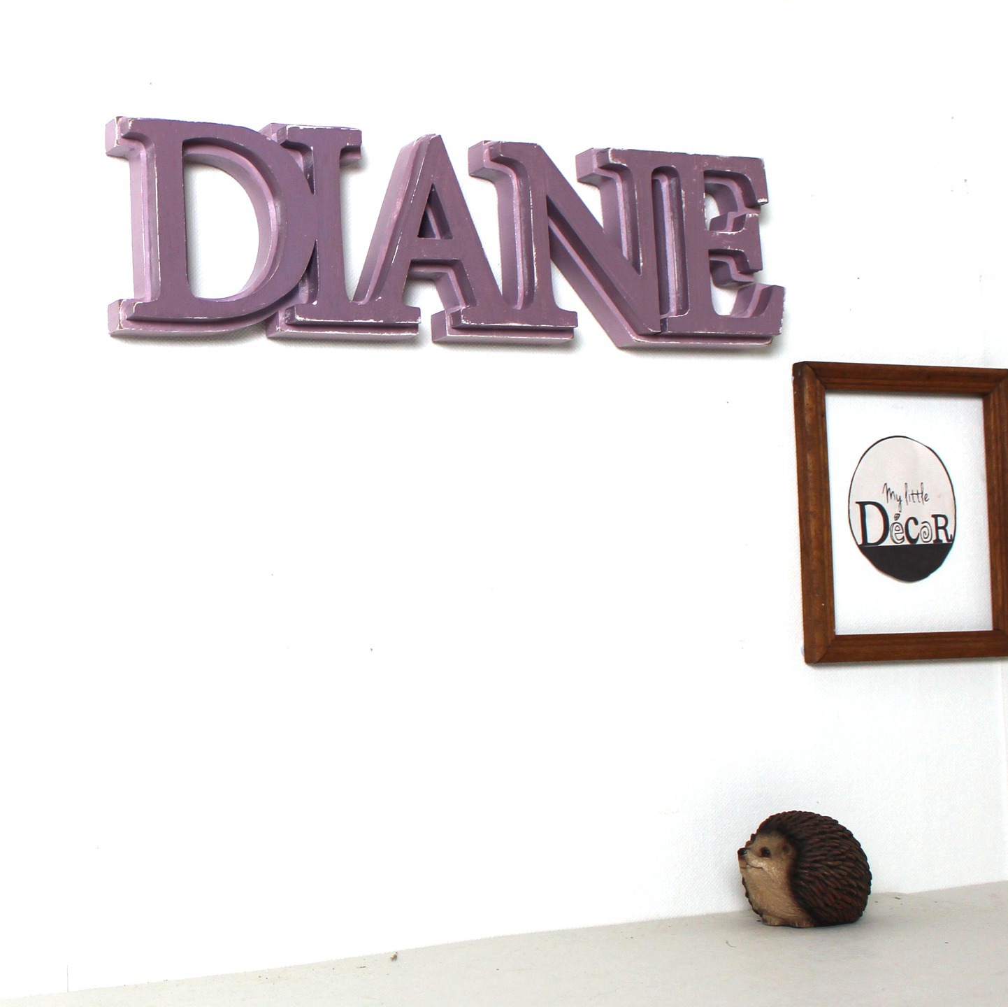 Prénom en bois Diane couleur aubergine.