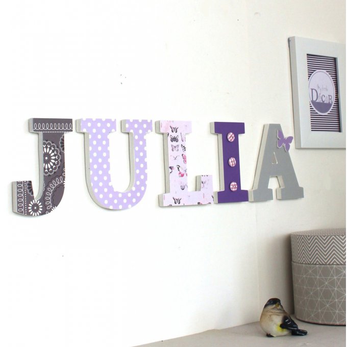 Prénom JULIA gris mauve violet.