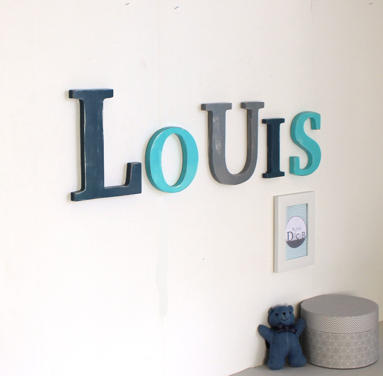 Prénom en bois Louis bleu, et gris.