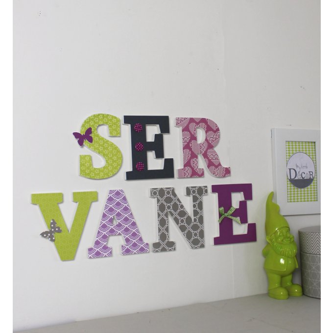 Prénom SERVANE prune, gris, vert anis thème papillon.