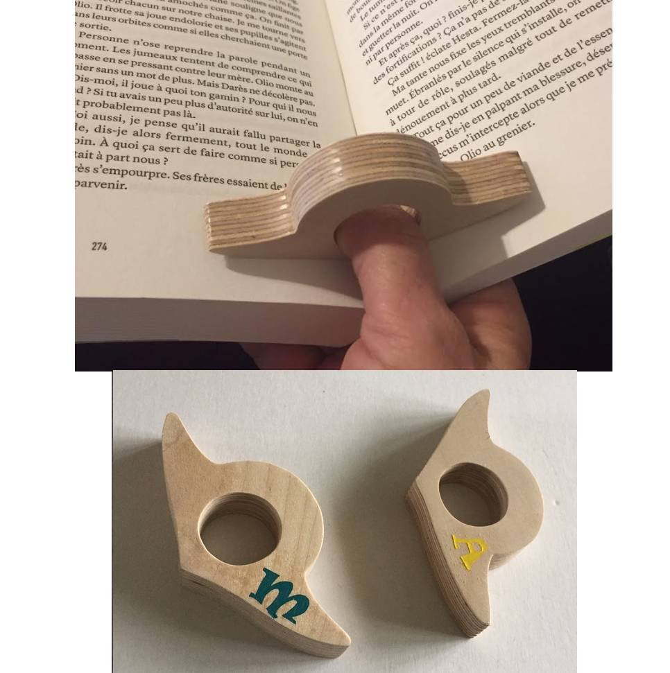 Bague de lecture en bois avec initiale.