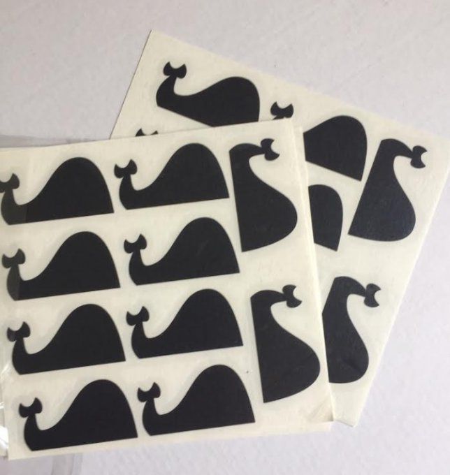 Lot de 80 stickers baleines noires de 5 cm de largeur. 