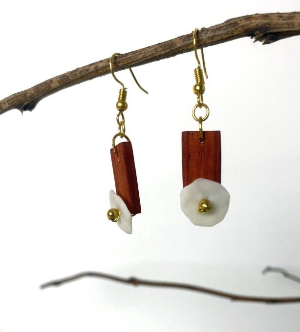 Boucles d'oreilles artisanales en bois et porcelaine froide.  