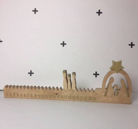 Calendrier de l'avent en bois naturel avec éléments or.