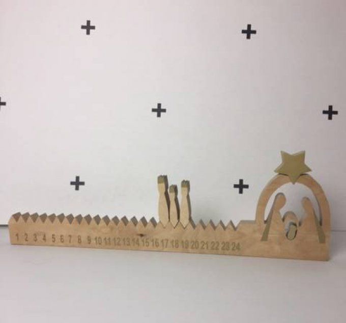 Calendrier de l'avent en bois naturel avec éléments or.