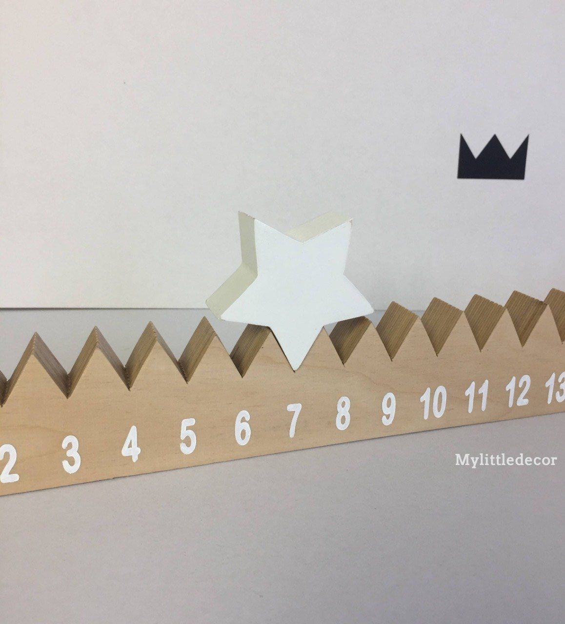 Calendrier de l'avent en bois naturel avec étoile.  