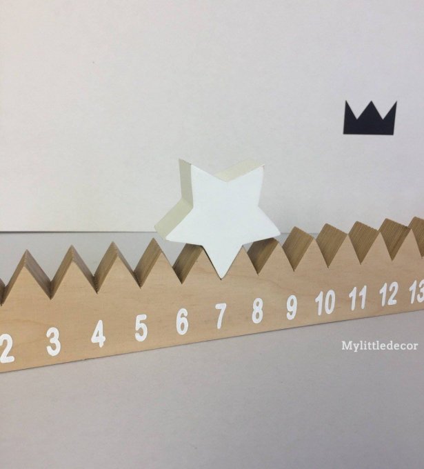 Calendrier de l'avent en bois naturel avec étoile.  