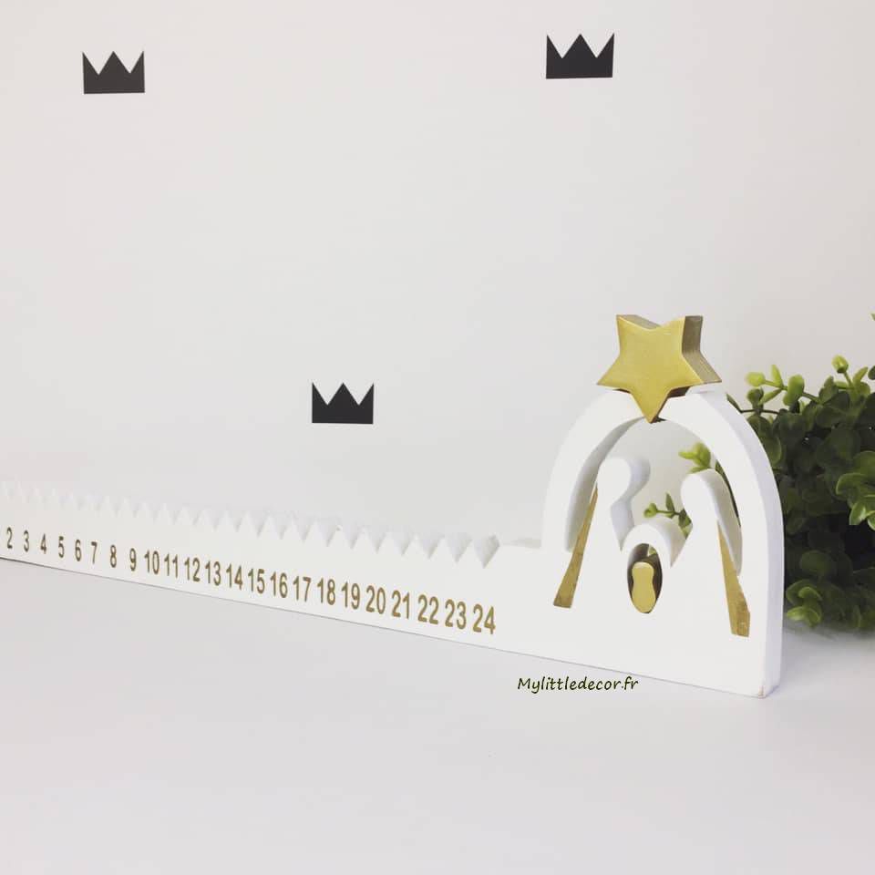 Calendrier de l'avent en bois avec crèche.