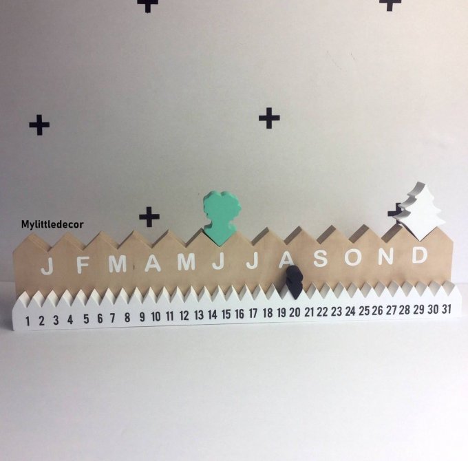 Calendrier perpétuel en finition bois naturel et blanc avec arbre vert menthe.