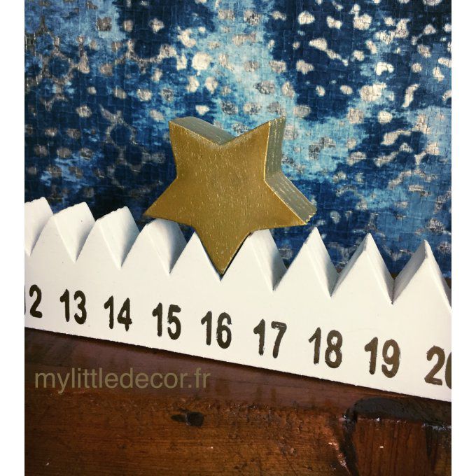 Calendrier de l'avent en bois avec étoile.