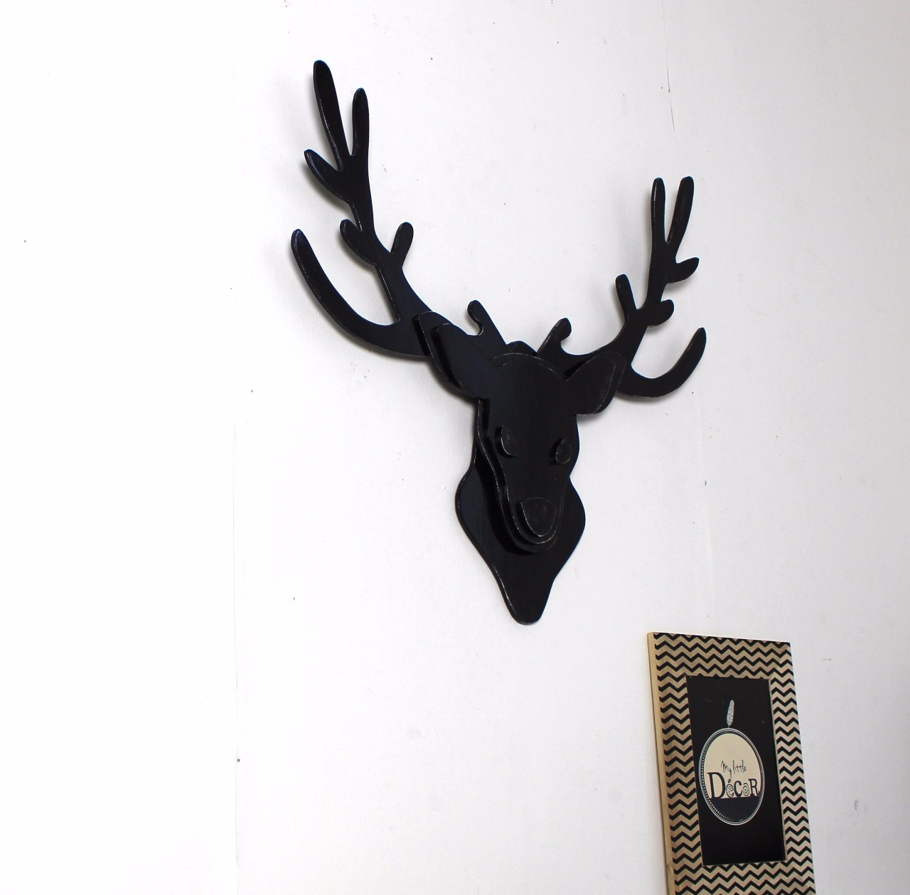 Trophée tête de cerf en bois  (couleur personnalisable ).