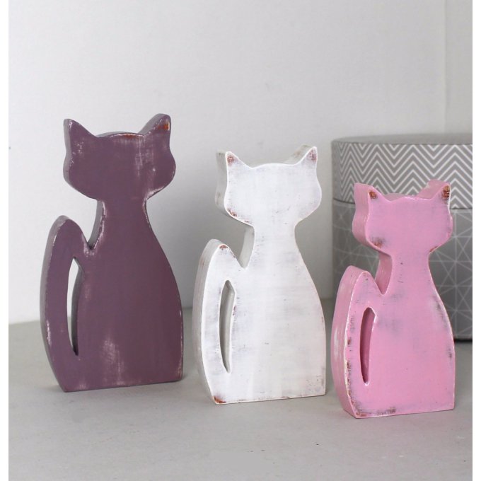 Lot de 3 chats en bois violet aubergine, blanc et rose bonbon  patinés. 