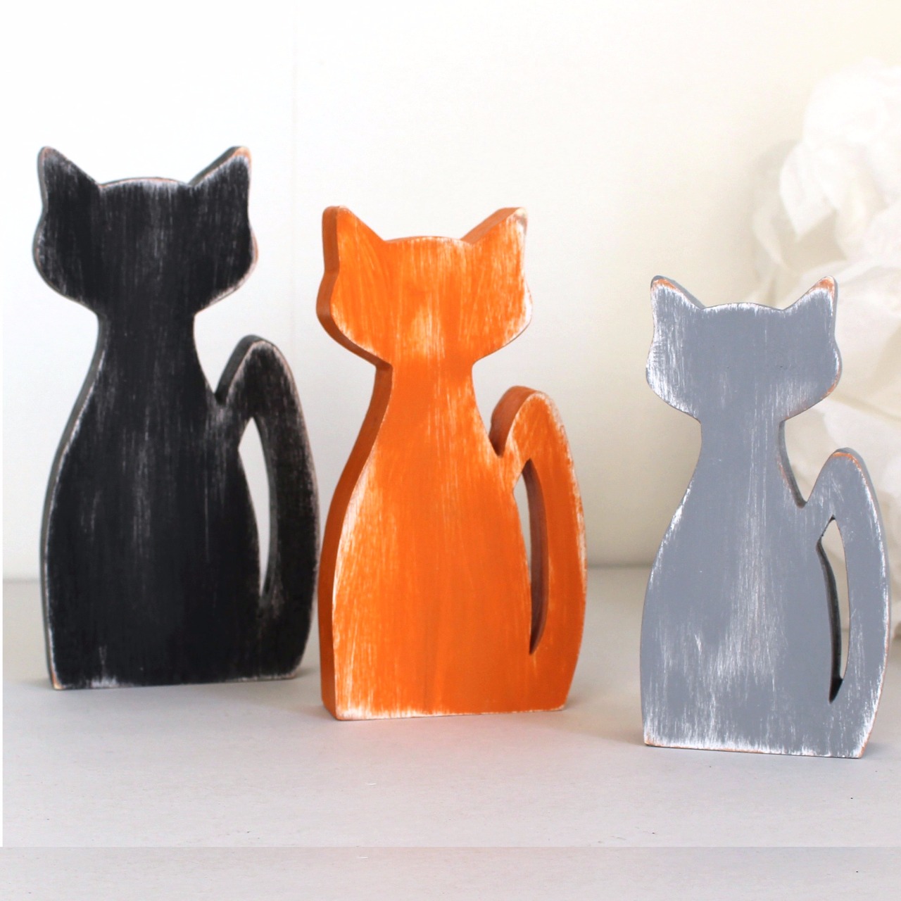 Lot de 3 chats en bois noir, orange et gris patinés. 