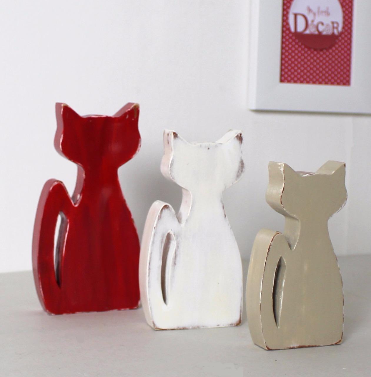 Lot de 3 chats en bois rouge lie de vin, blanc et taupe clair patinés. 