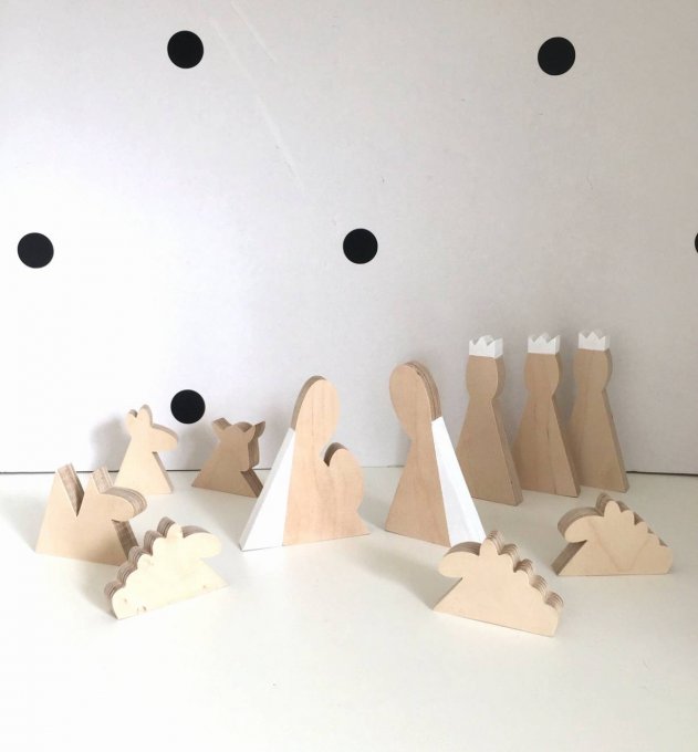 Crèche en bois naturel dans un esprit stylisé.