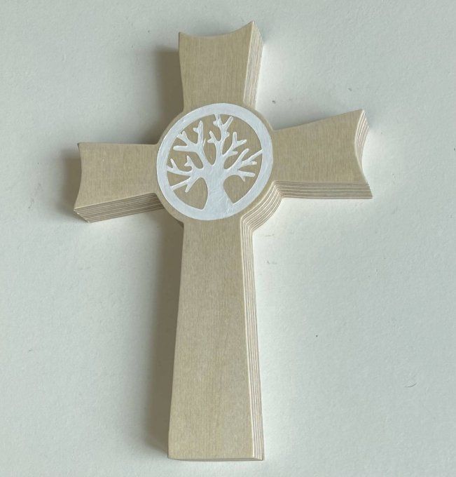 Croix en bois naturel avec arbre de vie.