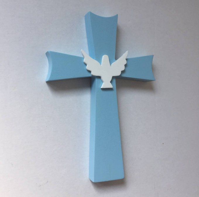 Croix en bois coloré avec colombe.