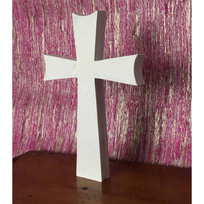 Croix en bois patinée, couleur personnalisable.