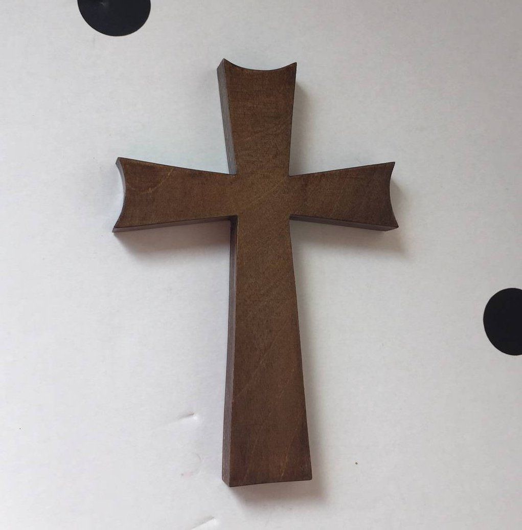 Croix en bois teintée.
