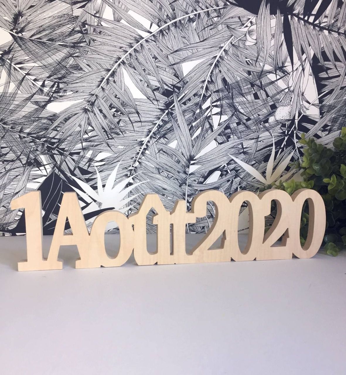 Date en bois finition brute, poncée.